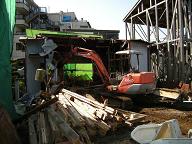 物置・プレハブ小屋・車庫の屋根　解体します。 / 環境に配慮して、解体時の資材はリサイクルしています。